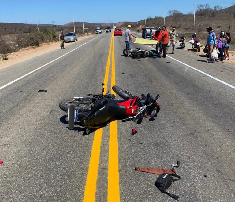 Colisão entre duas motos deixa três pessoas feridas na BA-262 entre Brumado e Aracatu
