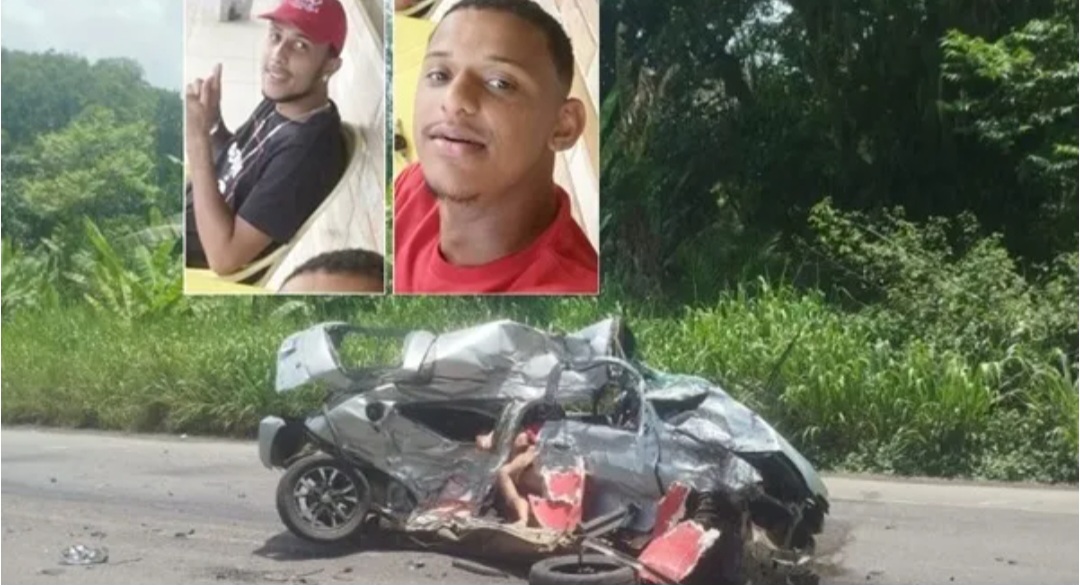 Carro fica destruído em acidente deixando 2 jovens mortos na BR-101 sul da Bahia