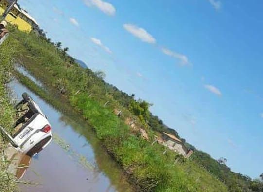 Ipiaú – Carro cai em lago após ser ‘fechado’ por outro veículo na BR-330