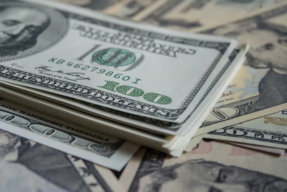Dólar tem segundo dia de queda e encerra semana abaixo de R$ 5,24