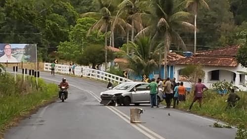 Ibirataia: Motorista perde controle e colide em ponte próxima à Vila de Tesourinhas