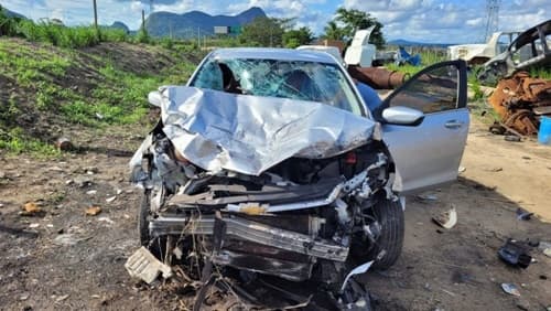 Indígenas de 18 anos morrem em colisão entre carro e moto na BR-101