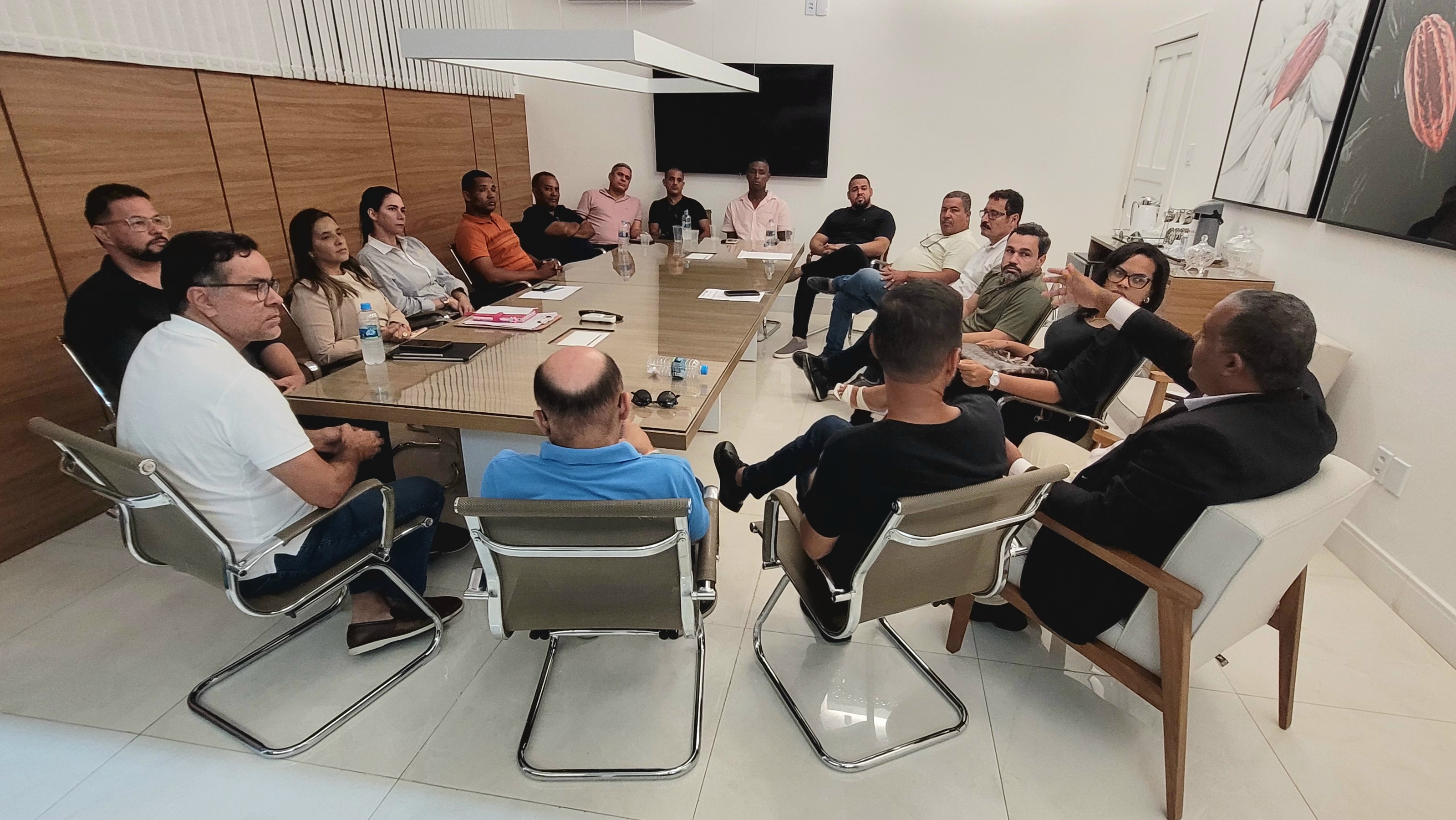 Ibirataia: Prefeito alinha estratégias com equipe de governo