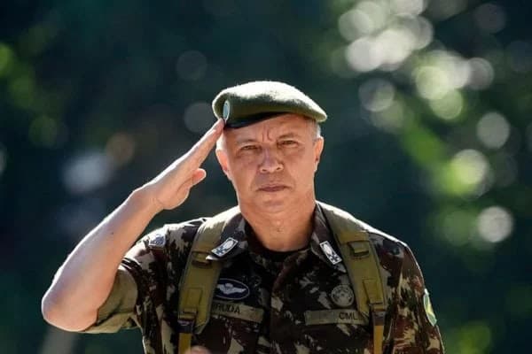 Bolsonaro nomeia comandante do Exército escolhido por Lula.
