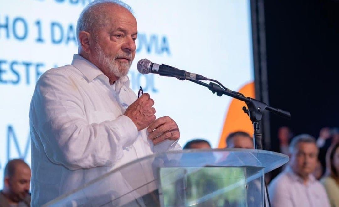 Lula arrasta multidão e marca novo prazo para entregar Ferrovia Oeste Leste