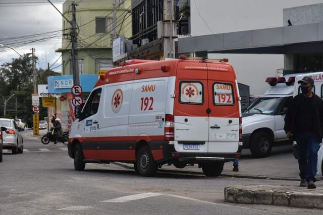 Pai dá martelada na cabeça do filho em Vitória da Conquista e é preso; vítima foi socorrida para o hospital