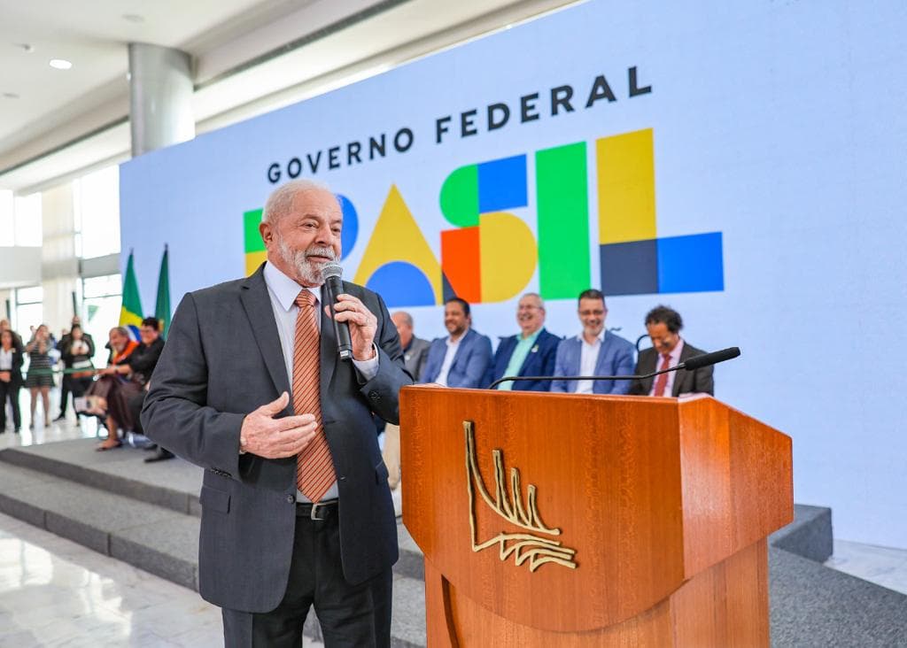 Governo estuda isentar a cobrança de IR para trabalhadores que recebem até dois salários mínimos