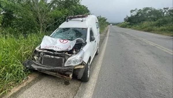 Ambulância que saiu de Maracás se envolve em acidente na BR-330
