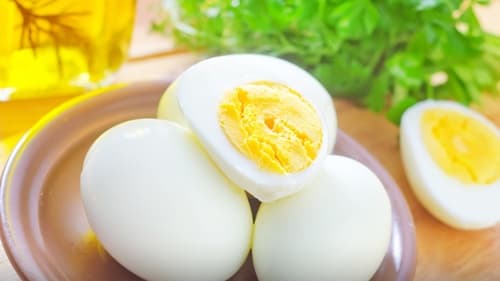 Estudo revela que comer dois ovos cozidos no café da manhã pode ser mais saudável que aveia