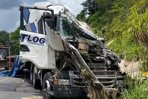 Motorista morre após carreta sair da pista em Gandu