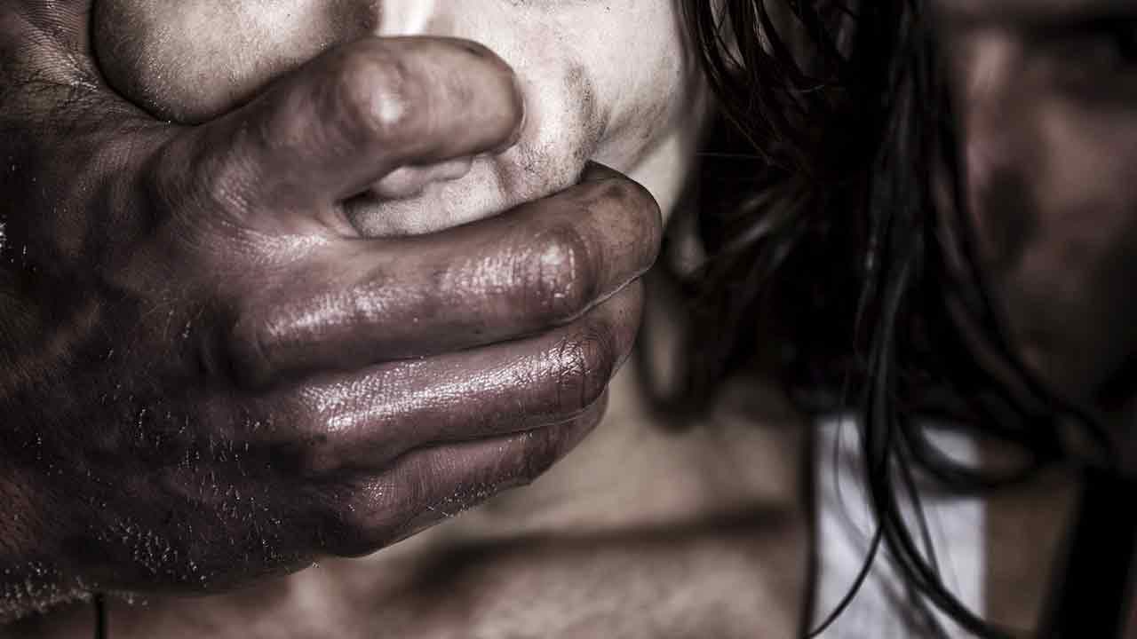 Criança de 6 anos morre após ser espancada e estuprada pelo padrasto
