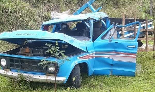 Jitaúna: Motorista fica ferido após veículo descer ribanceira na BR-330