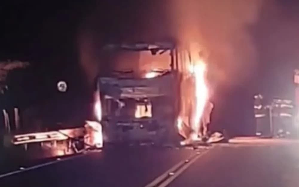 Ônibus de turismo pega fogo na BA-263, no sudoeste da Bahia