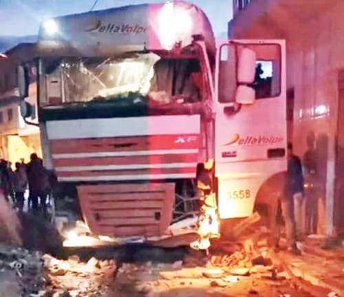 Caminhão desgovernado quase atropela motociclista e atinge carro próximo a Conquista