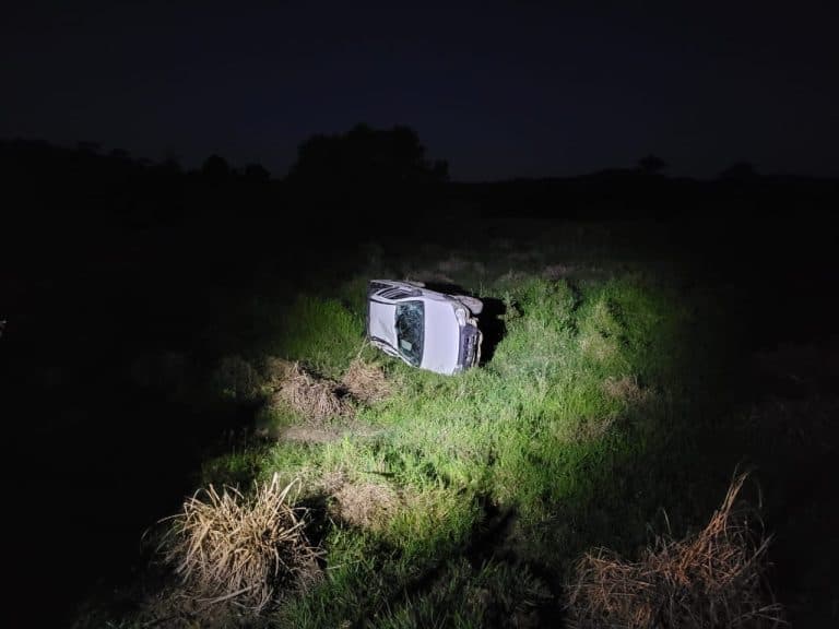 Dois homens ficam feridos após veículo capotar em estrada da zona rural de Gongogi