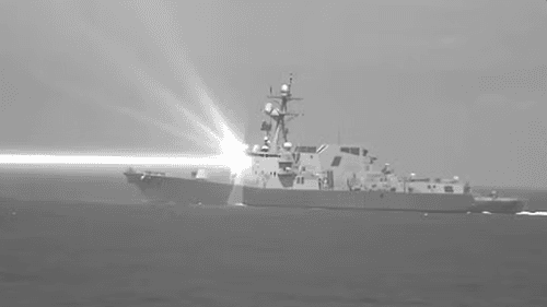 EUA mostram destróier disparando arma de laser destruidora de drones e mísseis