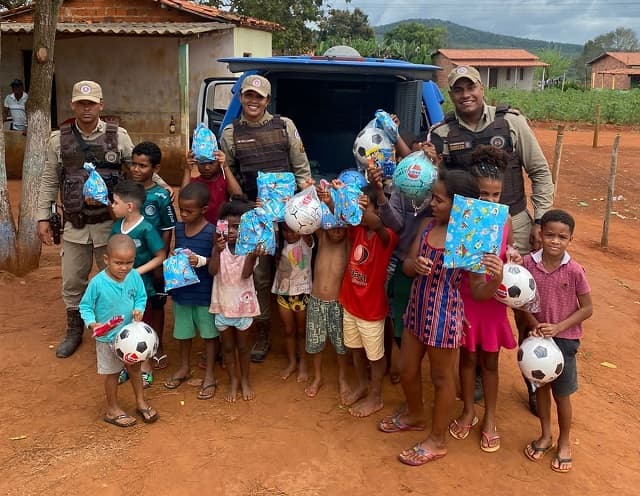 Polícia Militar distribui presentes para crianças do município de Coração de Maria