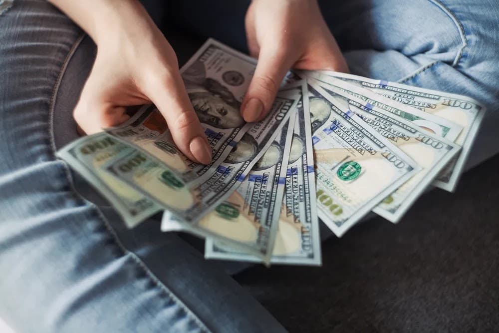Após abrir em R$ 5,40, dólar despenca e encosta nos R$ 5,15 com vitória de Lula