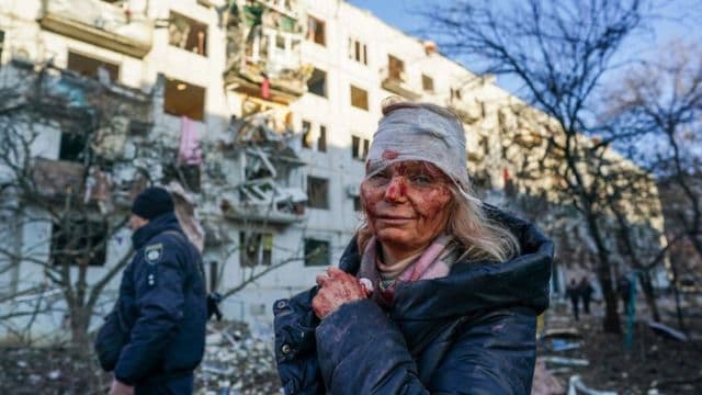 Tropas russas chegam a Kiev, e governo da Ucrânia convoca toda a população para se alistar