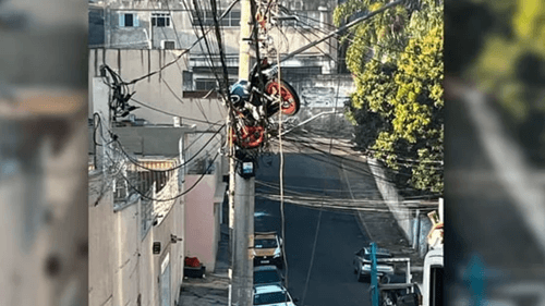 Moto é erguida por balão e fica presa em fiação elétrica