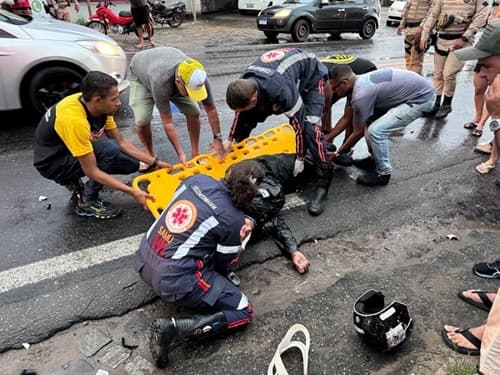 Ipiaú: Condutor de motocicleta fica gravemente ferido após colisão com viatura da PM em semáforo