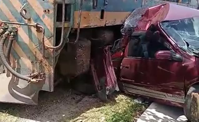 Carro fica destruído após ser atingido por trem na Bahia ao lado da linha férrea