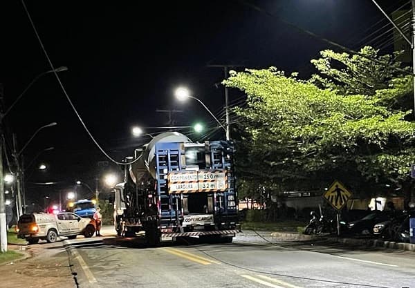 Carreta atinge fiação elétrica e provoca curto-circuito na Avenida Tancredo Neves