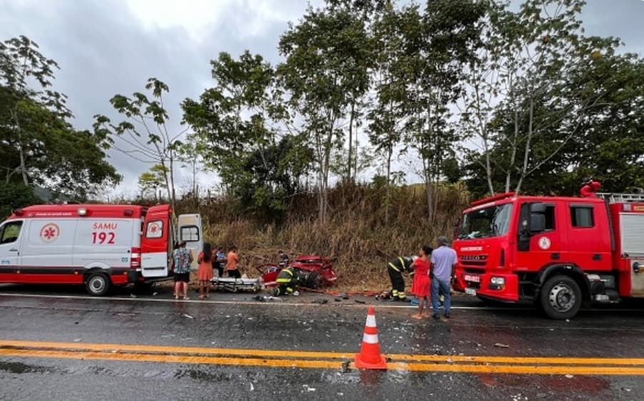 Batida de carros na BR-330, na Curva do Engenho, deixa um morto e três feridos