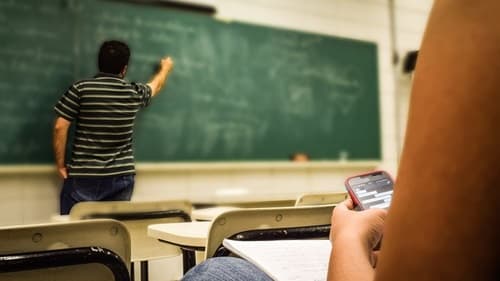 Lula vai sancionar lei que proíbe uso de celulares na escola