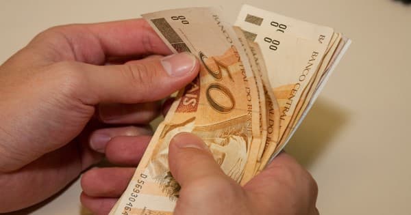 Lei que fixa o salário mínimo em R$ 1.212 para 2022 é promulgada