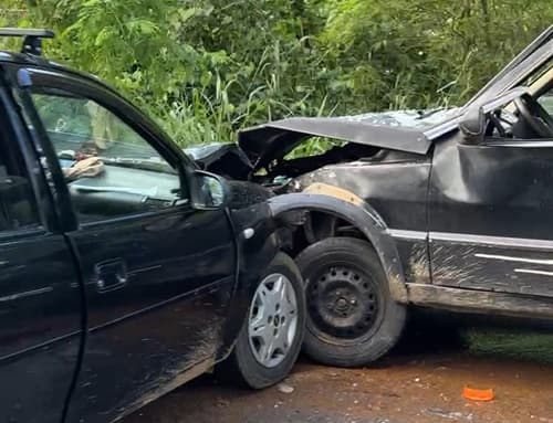 Ibirataia: Acidente entre dois carros é registrado na BA-650, na curva da garganta