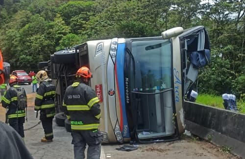 Ônibus de turismo tomba e deixa 6 mortos e 34 feridos no interior de SP