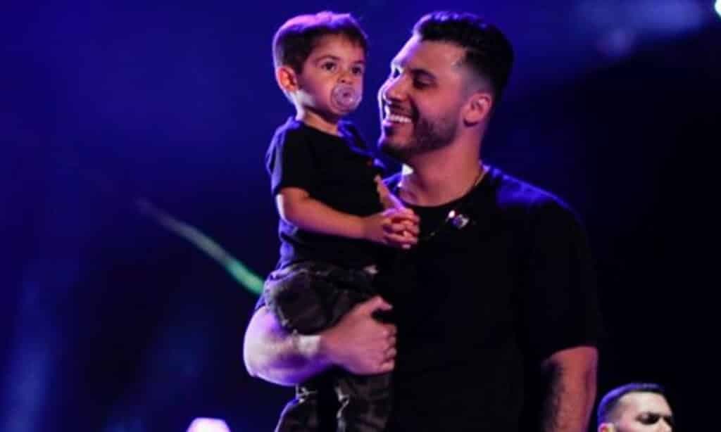 Murilo Huff leva filho com Marília Mendonça para o palco durante homenagem