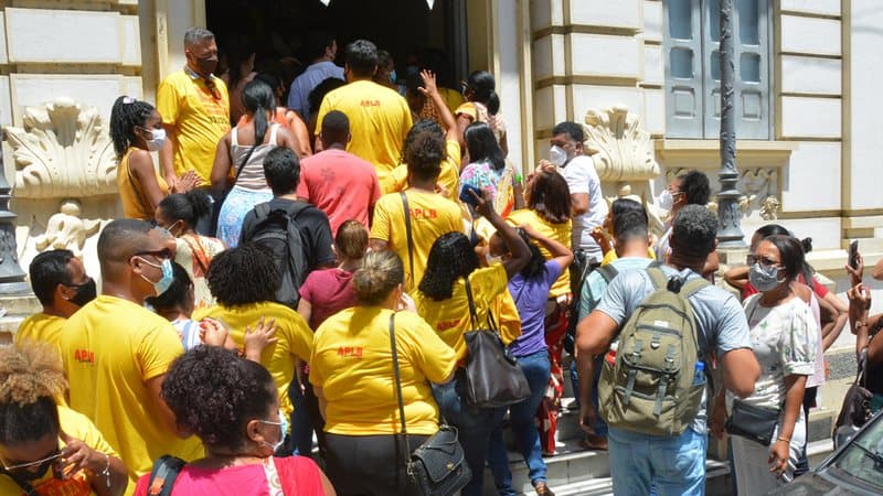 Professores da rede municipal de Feira de Santana decretam greve por tempo indeterminado