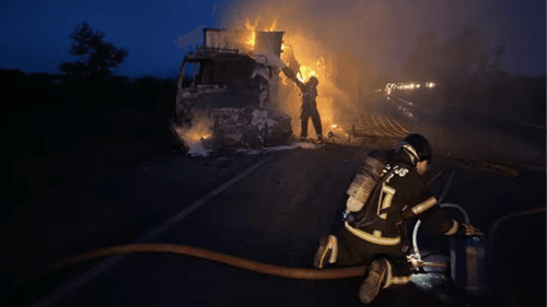 Homem é carbonizado em batida entre carro e caminhão na Bahia