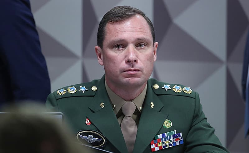 Mauro Cid chega à PF para prestar depoimento sobre Bolsonaro e hacker