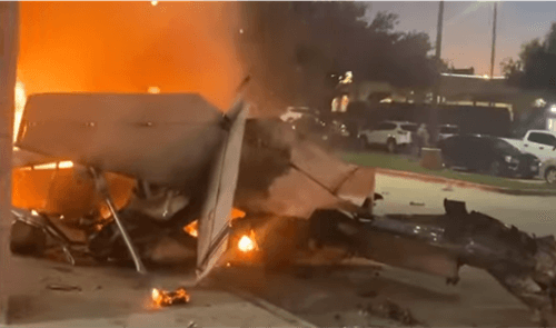 Avião cai em estacionamento de shopping e piloto morre na hora
