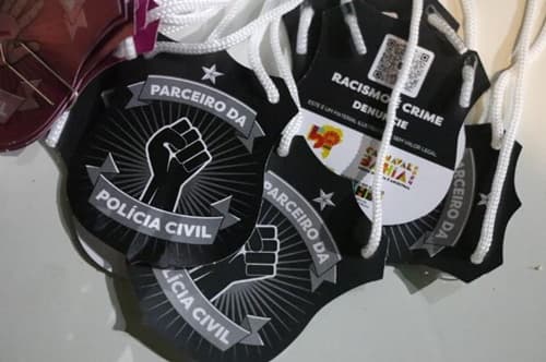 Policiais prendem mulher que teria chamado foliã de “macaca” no carnaval de Salvador