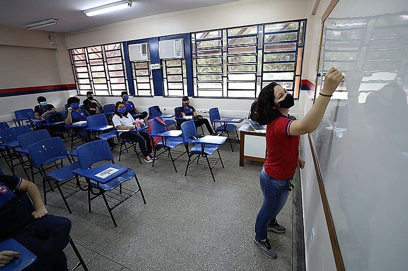 Sindicato dos professores diz que só volta às aulas com vacinação de profissionais