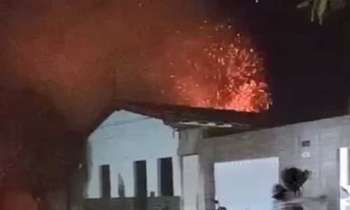 Casa pega fogo na Bahia após celular explodir enquanto era carregado na tomada