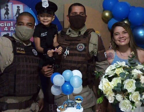 Fã da PM, menina de 04 anos comemora aniversário com tema da polícia em Ibirataia