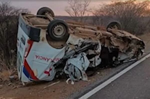 Motorista de ambulância morre após batida do veículo contra um caminhão