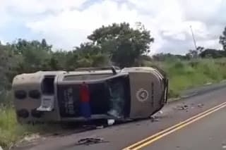 Viatura capota e deixa policiais feridos