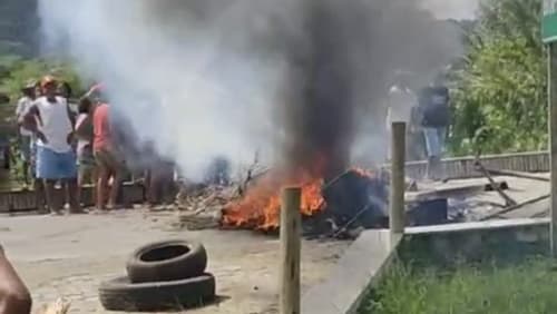 Ibirapitanga: Manifestantes interditam rodovia em protesto contra a falta de energia elétrica em assentamento