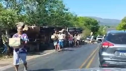 Carreta carregada de óleo tomba na BR-324 e carga é saqueada