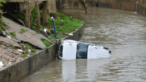 Chuva deixa dois desaparecidos, alaga ruas, inunda hospital e fecha estações de metrô no Rio