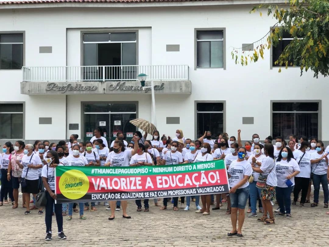 Em Castro Alves, Profissionais em Educação paralisam atividades e pedem cumprimento do piso salarial