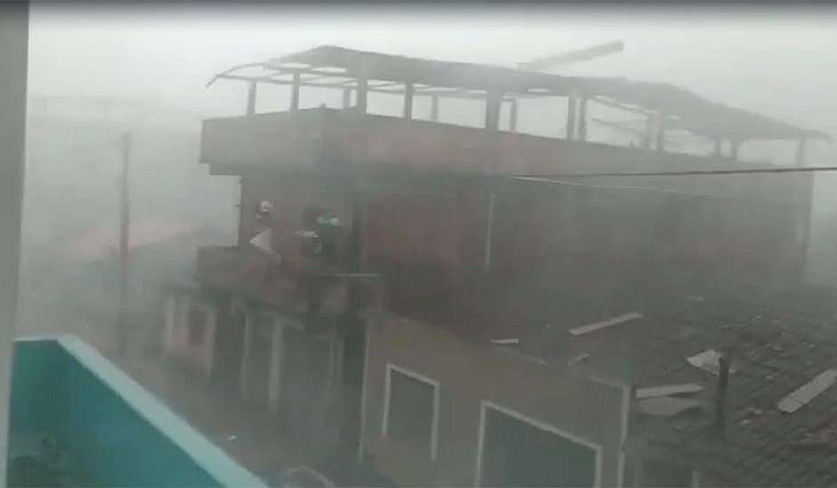 Chuva de granizo deixa casas destelhadas e cidade sem energia na Bahia