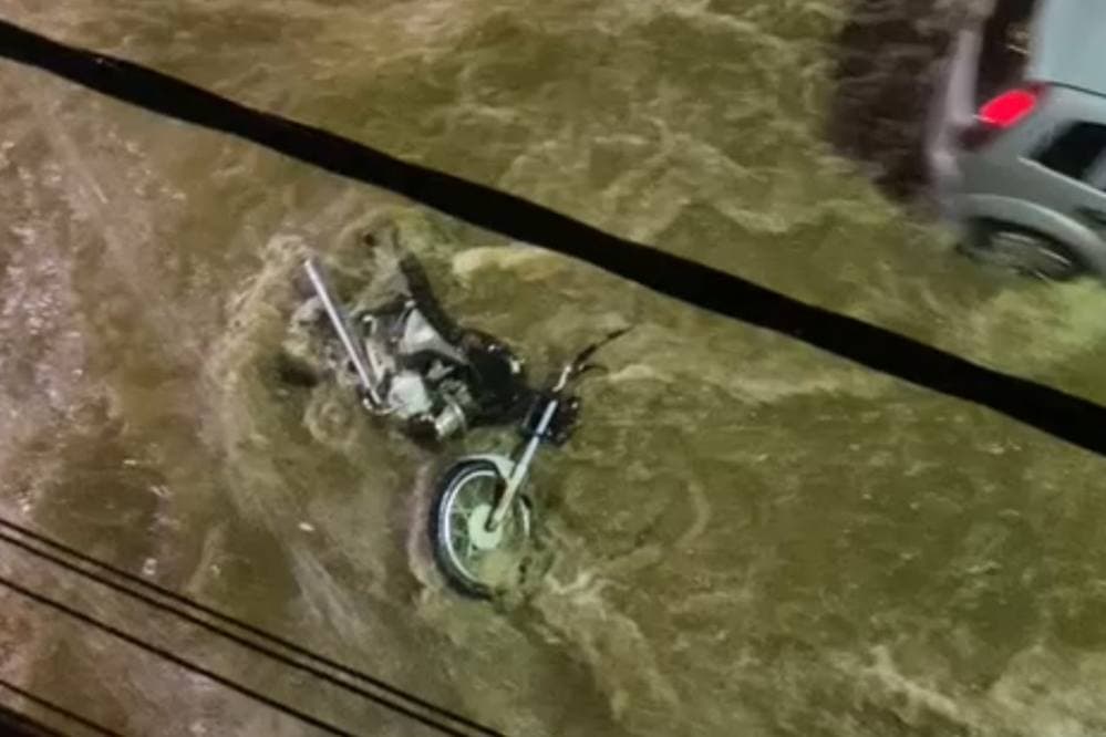 BAHIA: Chuva forte alaga ruas e arrasta moto em Irecê; vídeo