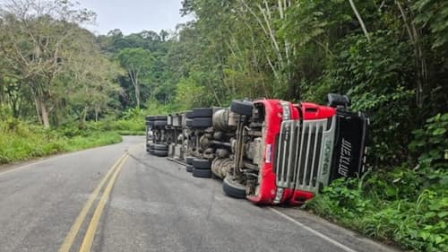 Carreta Tomba na “Curva da Garganta” e Interdita Trecho da BA-650